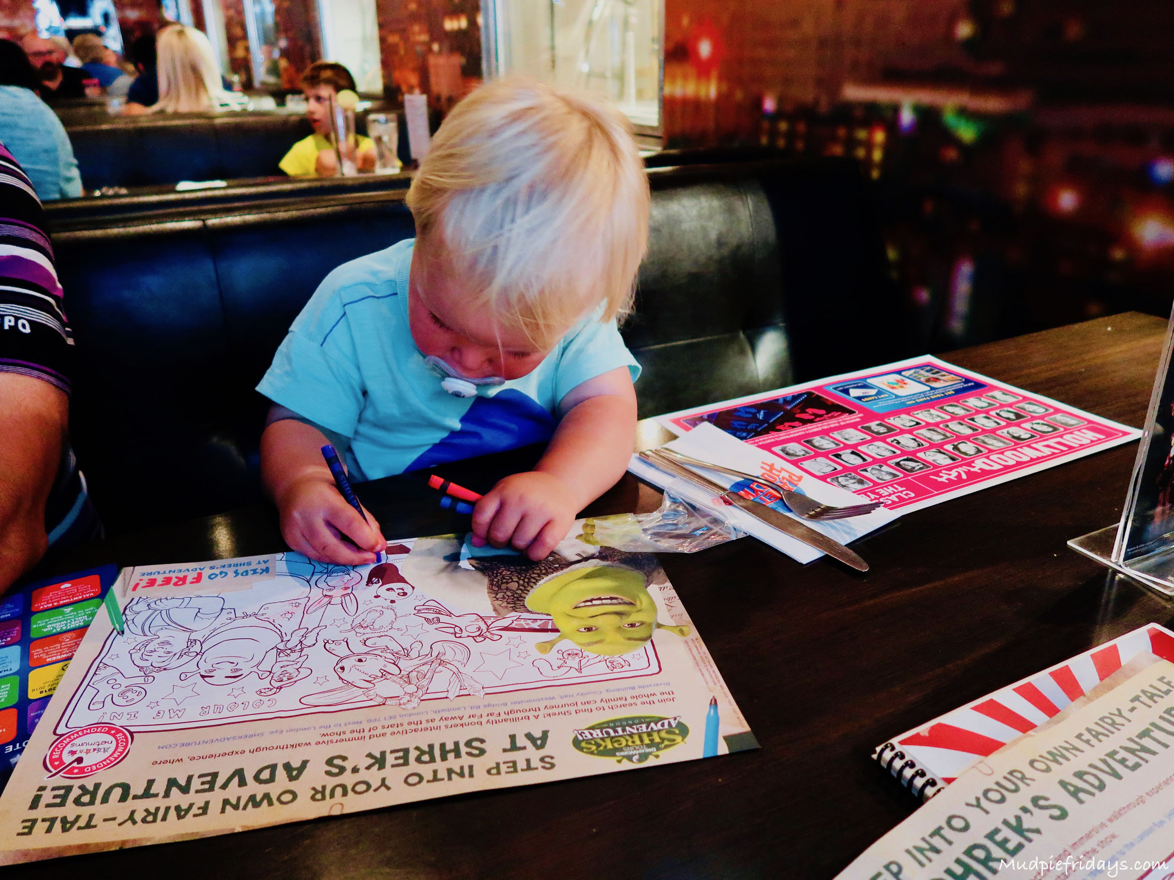 child colourng in while waiting for food in a restaurant