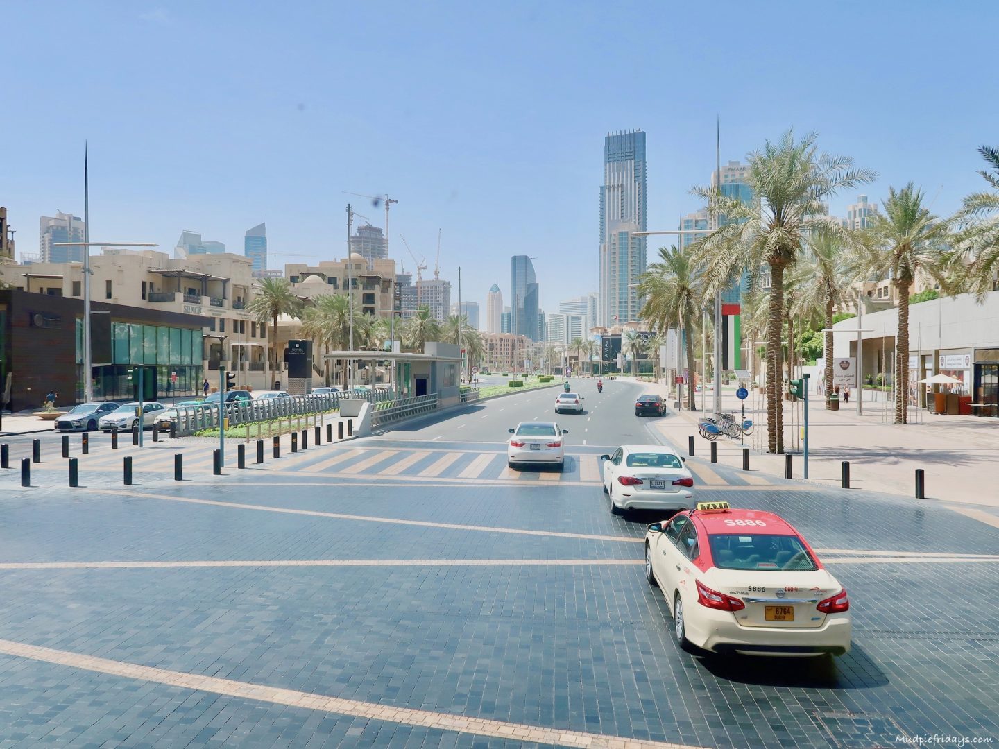 How to get around in Dubai - examples of the government-owned taxi company