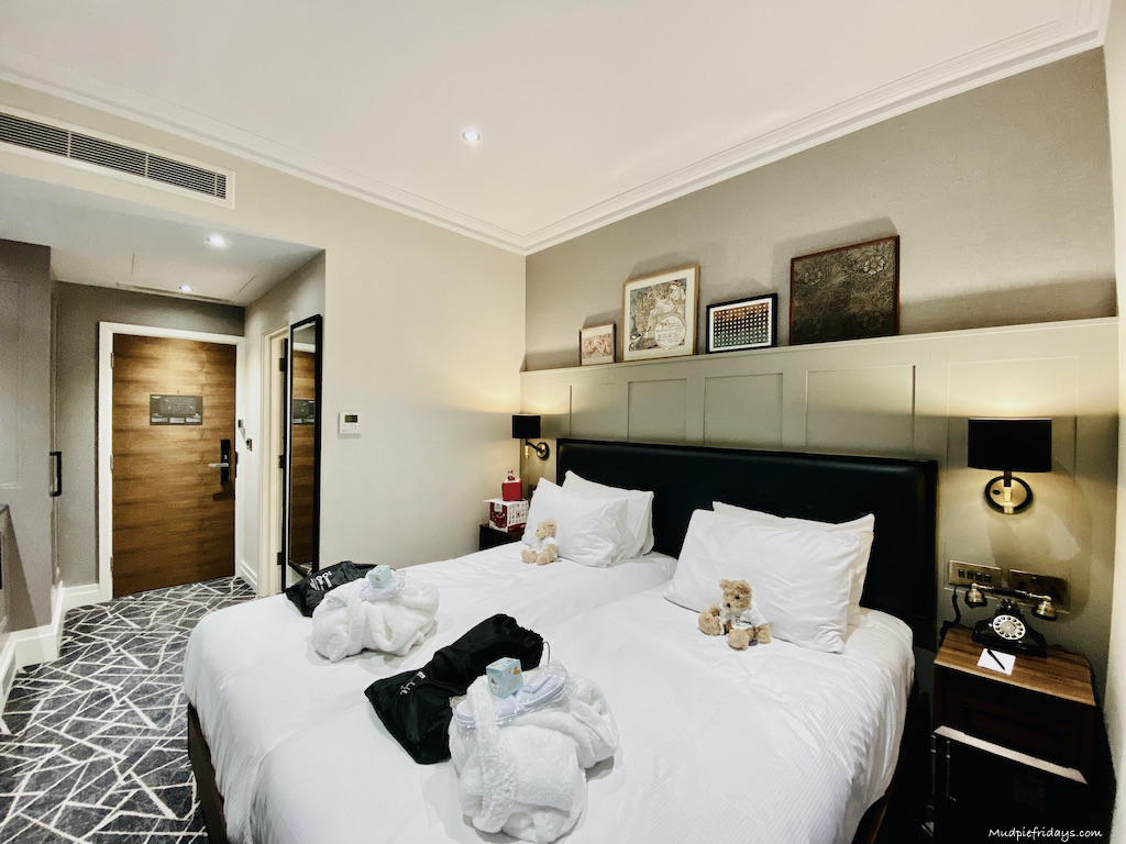 100 Queens Gate Hotel Twin Room