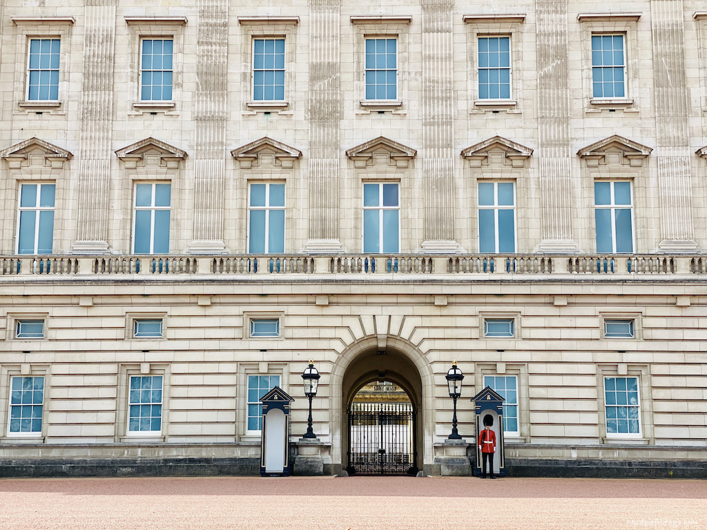 Buckingham Palace and guard