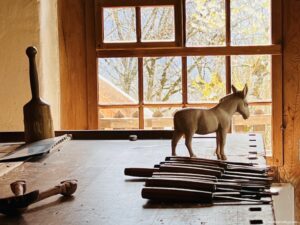 wood carving demonstration in Switzerland near Brienz suitable for children