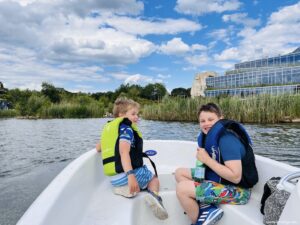 Electric boats activity at Center Parcs Paris