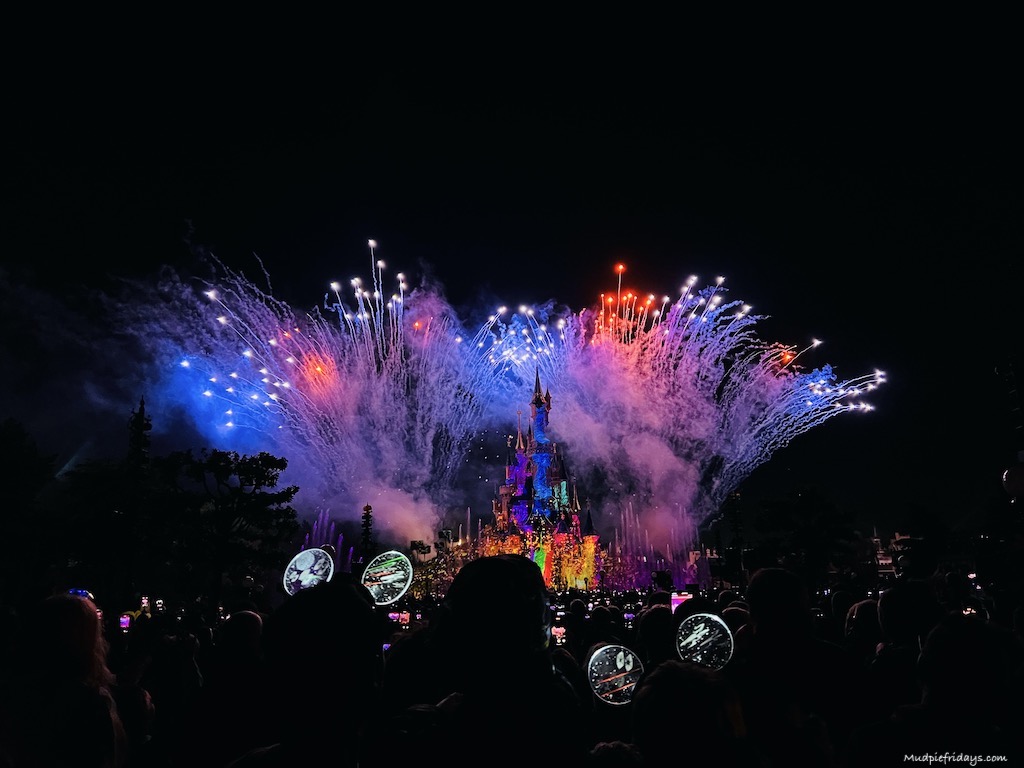 the fireworks at Disney paris add them to your planning Disneyland paris