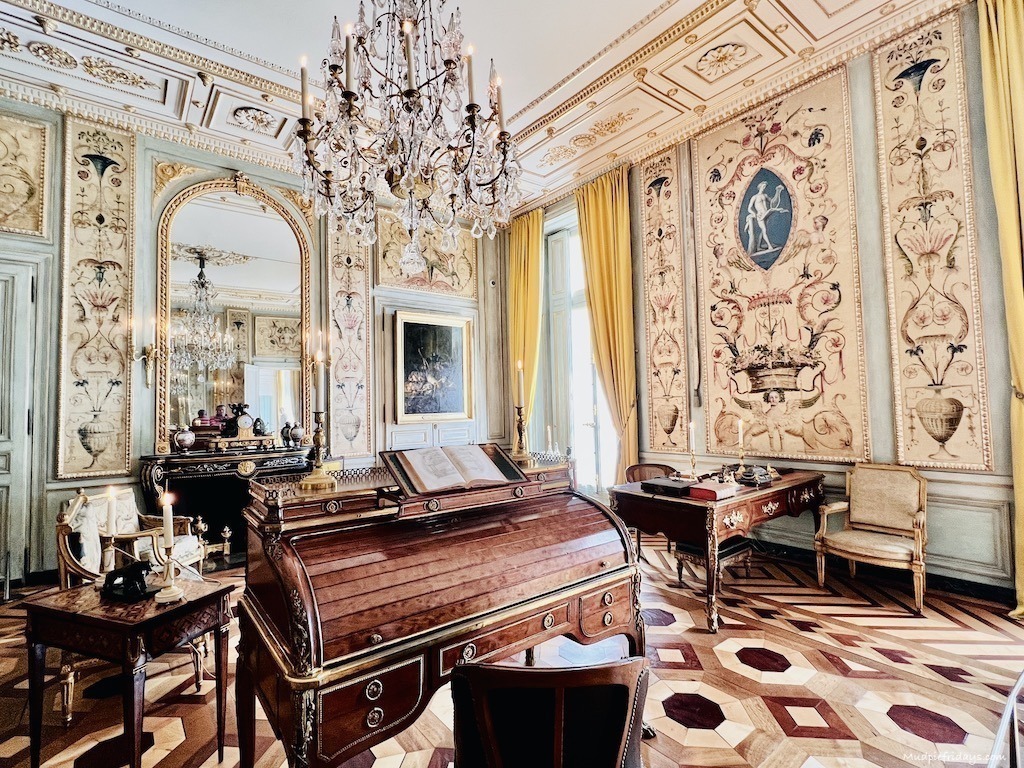 The morning room in hotel de la Marine