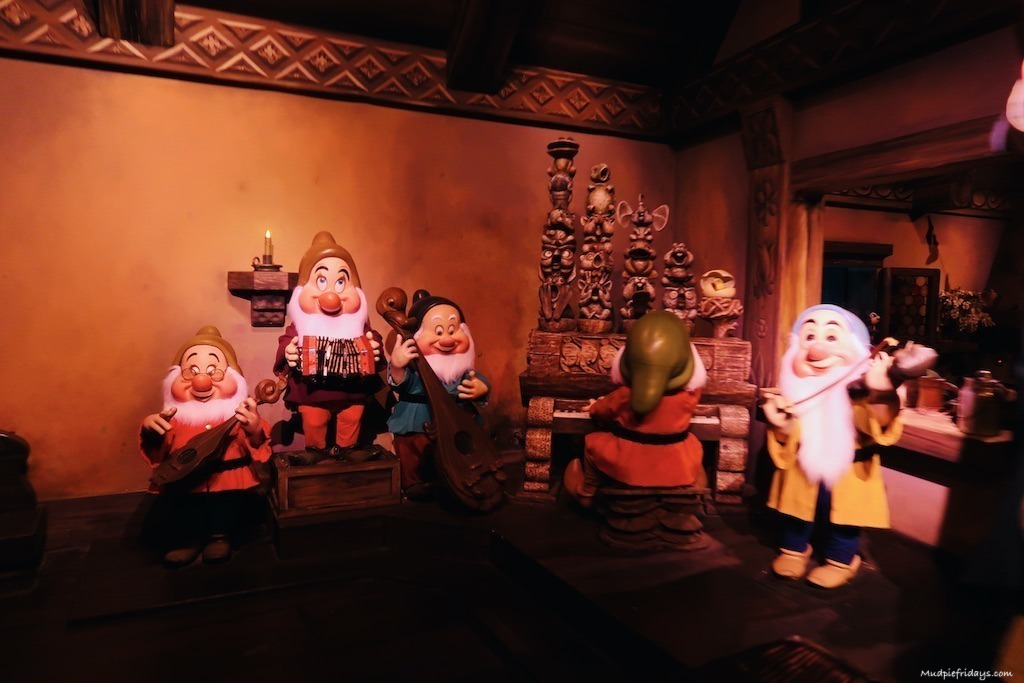 inside Blanche-Neige et les Sept Mains