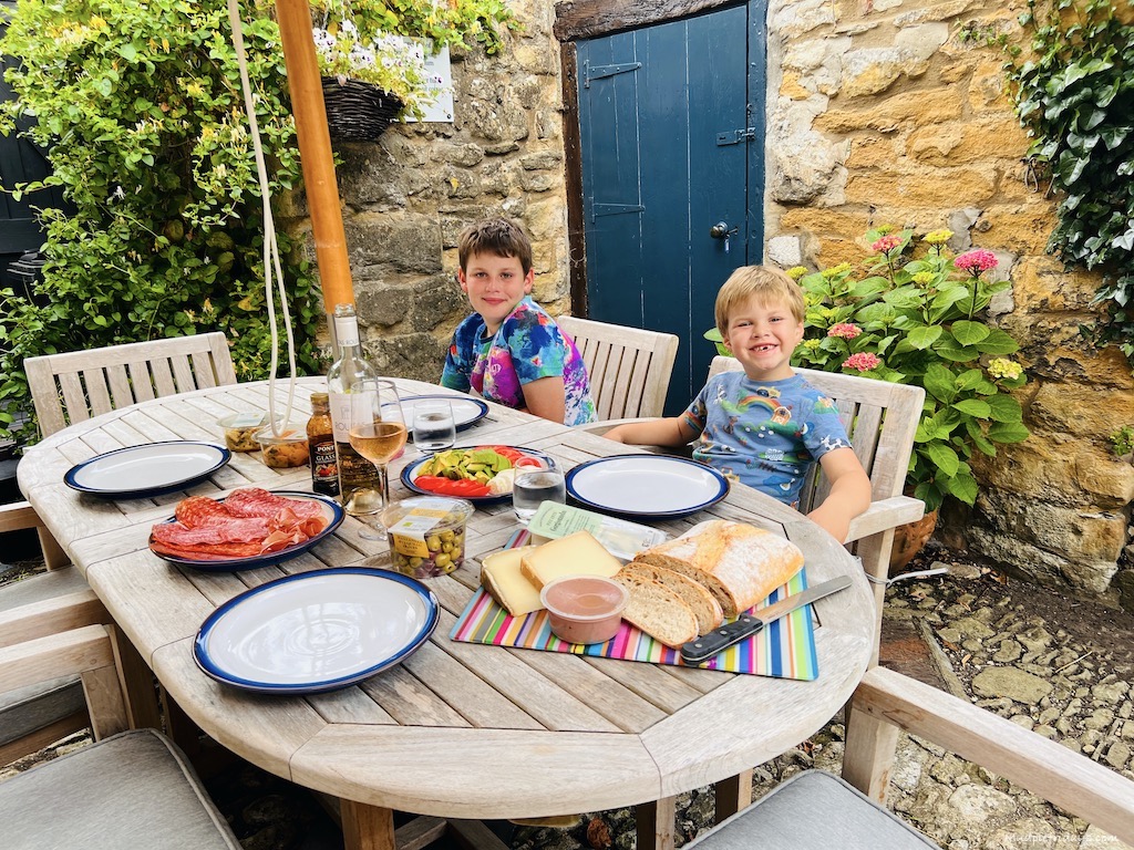 the boys eating outsie
