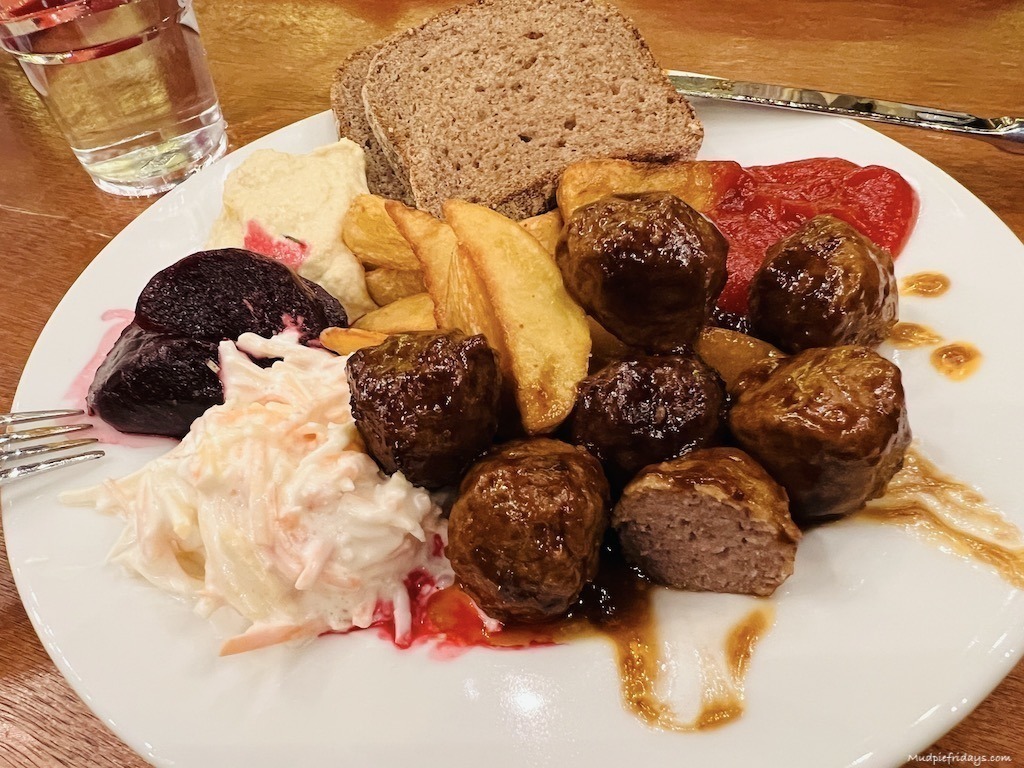 The buffet food at Santapark