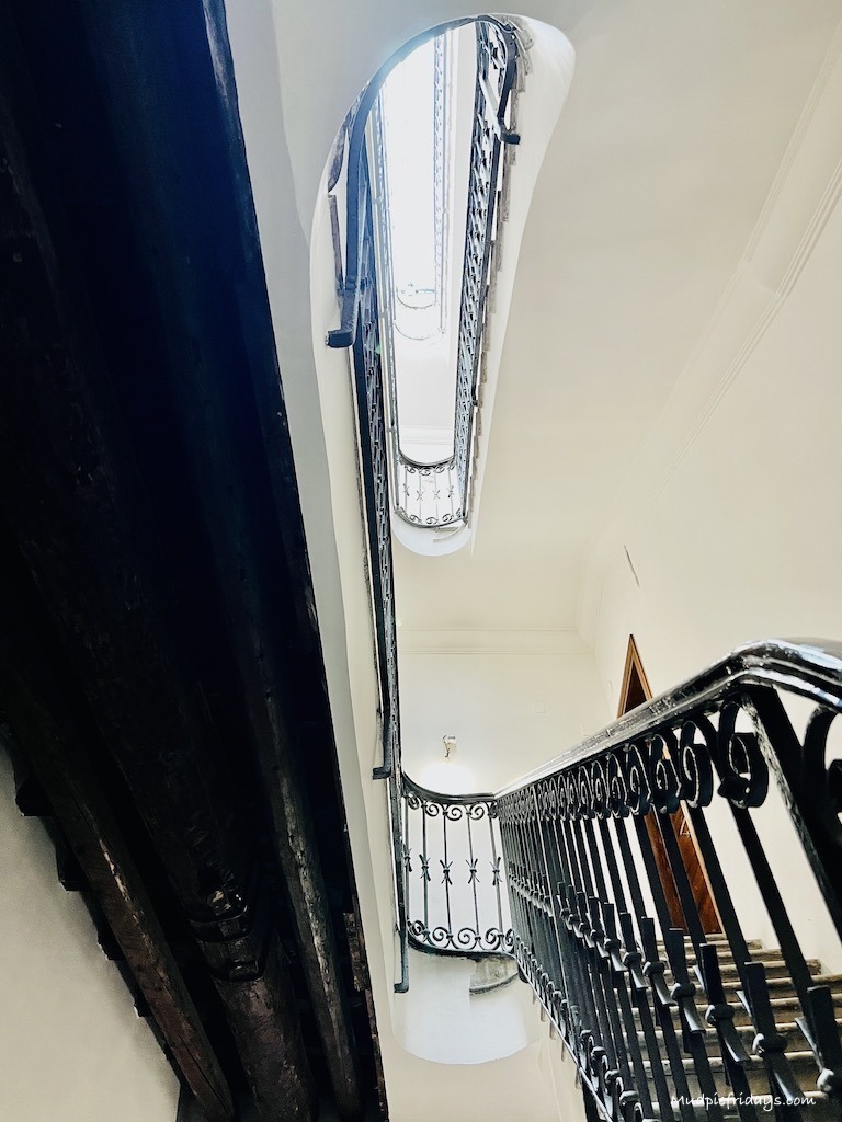 The hallway and stairs in the apartment 