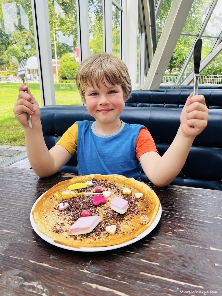 Pannenkoekenrestaurant harry eating a sweet pancake