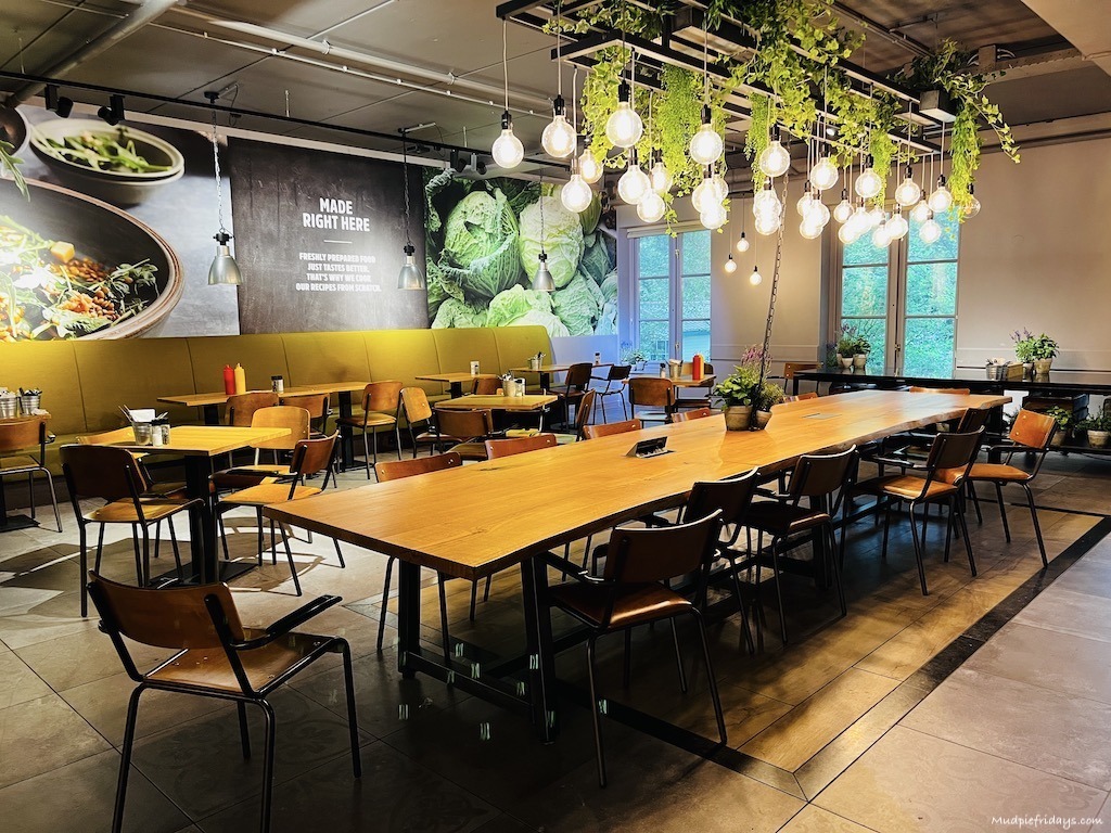 inside La Pizzeria located in Duinrell plaza