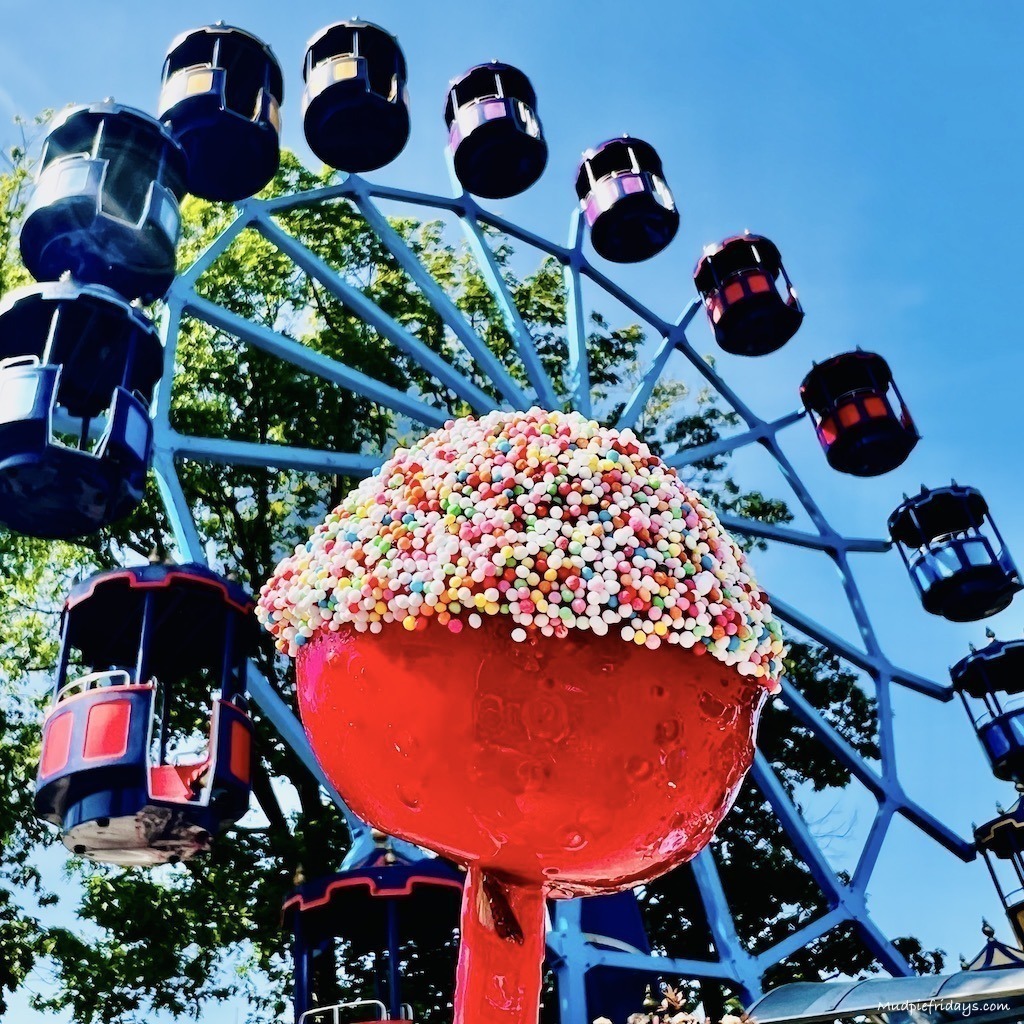 Toffee apple in front of the ferris wheel