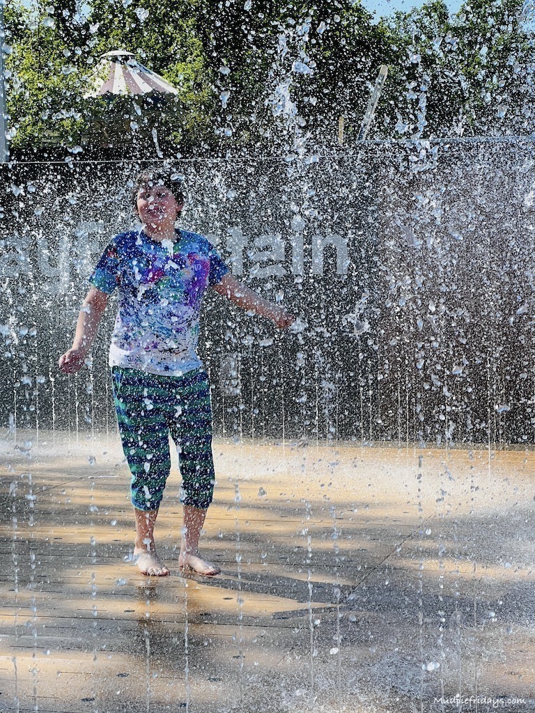 Charlie in the water fountain at Duinrell theme park