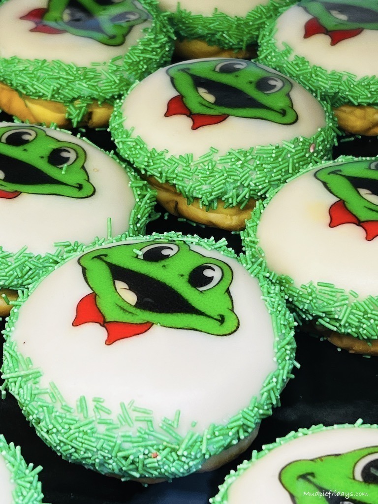 Rick the frog the Duinrell Mascot on a dunkin doughnut which you buy in the theme park