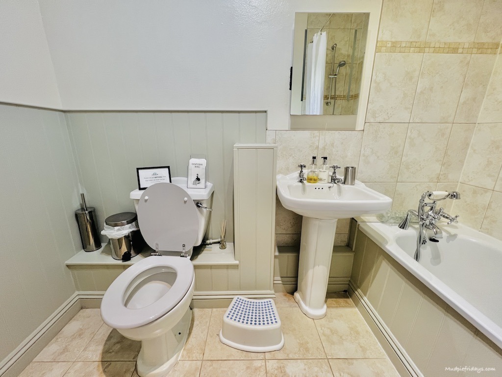 The bathroom in the tack room cottage at Glynn Barton Cottages
